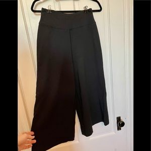 Lululemon culotte/cropped pants
